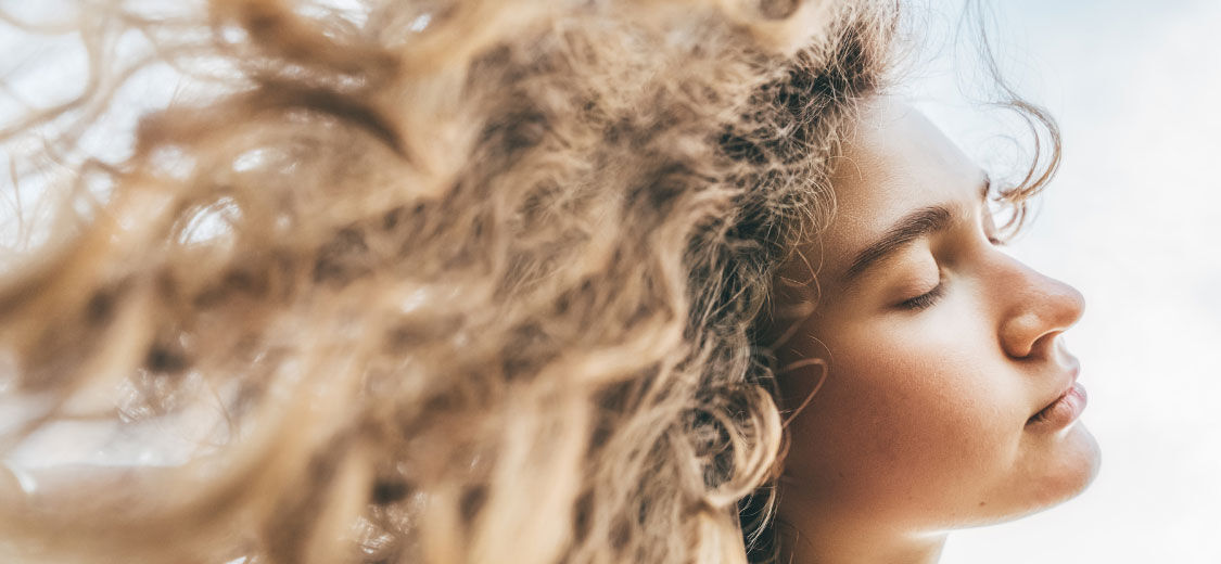 Comment boucler vos cheveux avec un lisseur