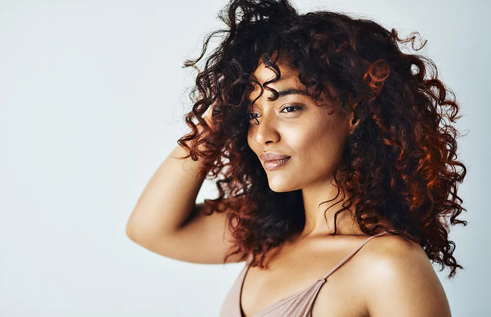 Cheveux
épais/bouclés